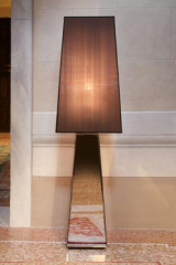 Lampadaire pyramide Narciso miroir biseauté et abat-jour taupe - Lampadaire by Luminara