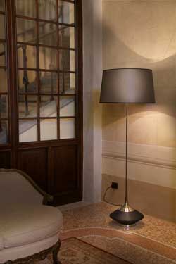 Lampadaire Vuvu Wood chêne teinté wengé foncé et abat-jour taupe 130cm