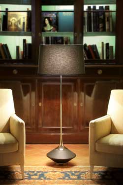 Lampadaire Vuvu Wood chêne teinté wengé foncé et abat-jour taupe 130cm