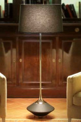 Lampadaire Vuvu Wood chêne teinté wengé foncé et abat-jour taupe 130cm - Lampadaire by Luminara