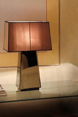 Lampe pyramide Narciso miroir biseauté et abat-jour taupe