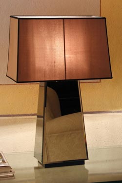Lampe pyramide Narciso miroir biseauté et abat-jour taupe - Lampe de table by Luminara