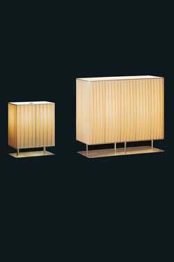 Lampe rectangulaire en inox satiné et abat-jour rectangulaire en soie plissée ivoire Makassar