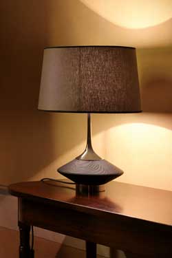 Lampe Vuvu Wood chêne teinté wengé foncé et abat-jour taupe