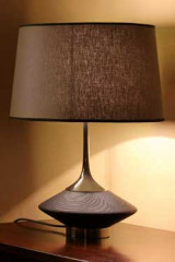 Lampe Vuvu Wood chêne teinté wengé foncé et abat-jour taupe - Lampe de table by Luminara