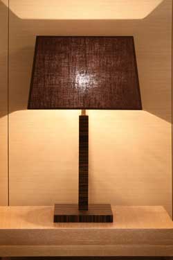 Lampe Woody ébène de Macassar et soie chocolat