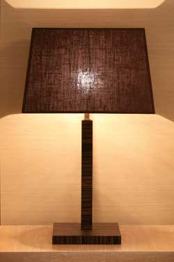 Lampe Woody ébène de Macassar et soie chocolat - Lampe de table by Luminara