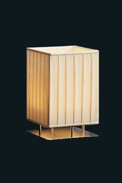 Petite lampe de table inox satiné et abat-jour rectangulaire en soie plissée ivoire Makassar - Lampe de table by Luminara