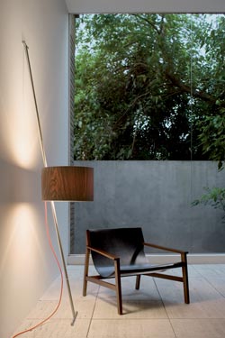 Lift lampadaire monte-et-baisse en bois et inox - Lampadaire by Lumini