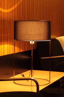 2098's T40 lampe de table en métal nickel satiné et tissu noir - Lampe de table by Luz Difusion