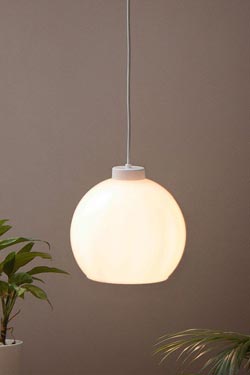 Applique déportée blanche en métal et boule de verre opale Succursal