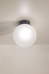 Plafonnier rétro boule de verre blanc satiné - Plafonnier by Luz Difusion