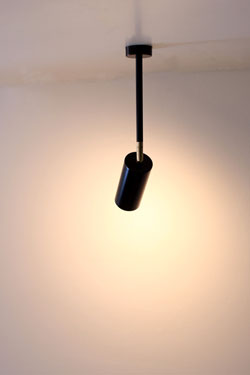 Spot long noir et doré design minimaliste Metzer 