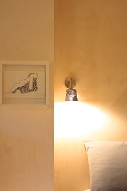 Mauro W1 single wall light in decorated glass