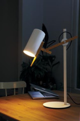 White and wood design desk lamp, Scantling  - Desk lamps by Marset