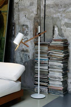 White metal and solid wood floor lamp, swivel arm and head Scantling - Floor lamps by Marset