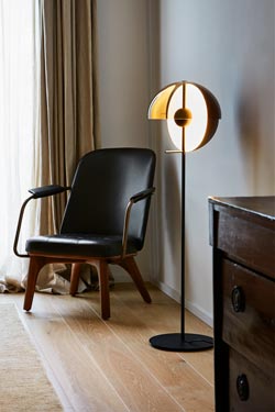 Lampadaire, éclairage LED et abat-jour demi-coque avec variateur de lumière Theia en métal noir 