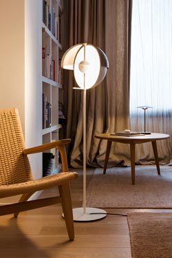 Lampadaire, éclairage LED et abat-jour demi-coque avec variateur de lumière Theia en métal noir 