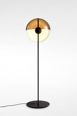 Lampadaire, éclairage LED et abat-jour demi-coque avec variateur de lumière Theia en métal noir  - Lampadaire by Marset