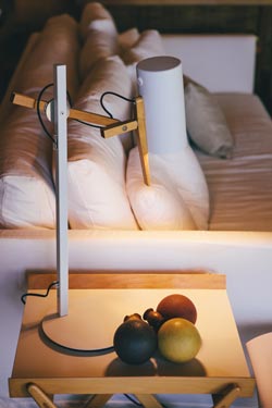 Lampe de bureau design blanche et bois, Scantling