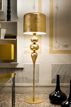 Grand lampadaire Eva en résine et polyuréthane doré - Lampadaire by Masiero
