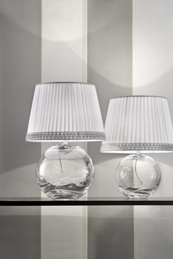 Petite lampe ronde en verre Murano transparent abat-jour taffetas de soie blanche plissée