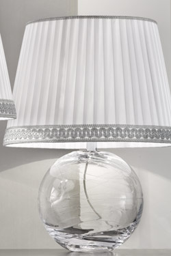 Petite lampe ronde en verre Murano transparent abat-jour taffetas de soie blanche plissée - Lampe de table by Masiero