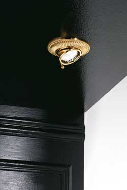 Spot encastré doré orientable façade ronde décorée motif strié