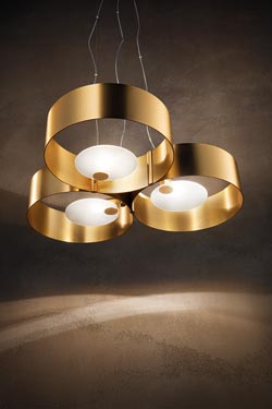 Suspension avec 3 anneaux dorés et diffuseur en verre blanc Sound - Suspension by Masiero