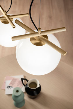 Suspension dorée contemporaine boule de verre blanc Posy