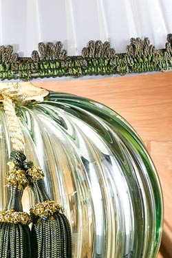 Small green Murano glass table lamp with white shade