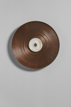 Applique disque bronze et albâtre Gong