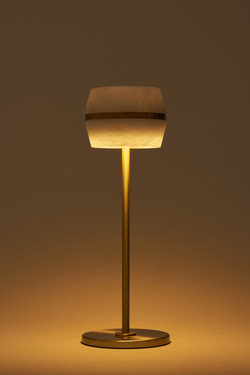 Cordless lamp in satin-finish brass and alabaster Tommy