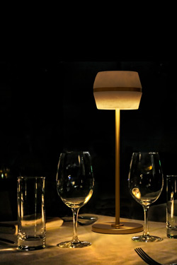 Cordless lamp in satin-finish brass and alabaster Tommy