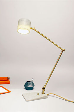 Flamingo desk lamp in white marble and satin brass - Desk lamps by Matlight
