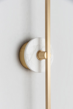 Grand Stick grande applique contemporain en laiton satiné et albâtre 