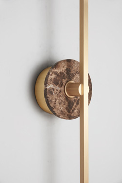 Grand Stick grande applique contemporain en laiton satiné et albâtre 