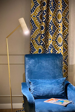 Lampadaire liseuse orientable doré et albâtre Flamingo