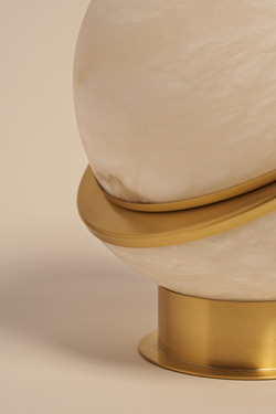 Lampe de table globe en albâtre Offset Globe