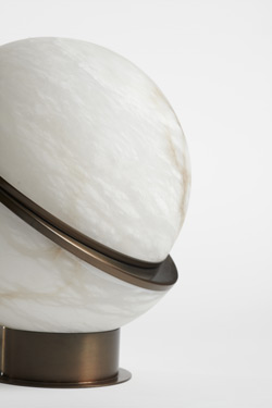 Lampe de table globe en bronze patiné Offset Globe