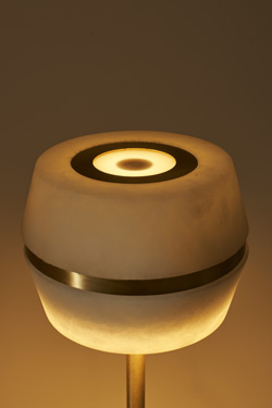 Lampe sans fil en laiton satiné et albâtre Tommy