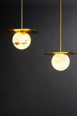 Moons suspension ronde en albâtre et laiton satiné