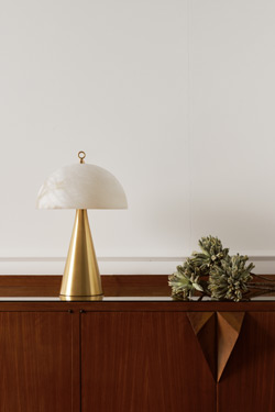 Mushroom table lamp in alabaster and satin-finish brass Funghetto