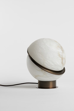 Offset Globe table lamp in patinated bronze - Table lamps by Matlight