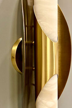Manta wall lamp in alabaster, bronze and satin brass