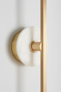 Minimalist wall lamp in brass and white marble