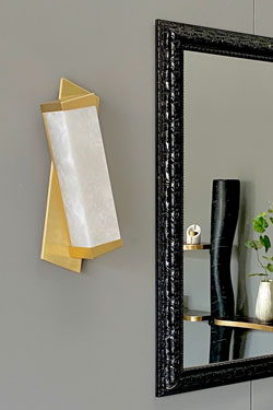 Offset geometric wall lamp in alabaster and brass