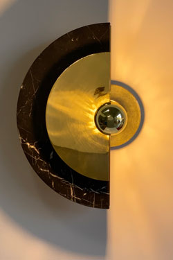 Round adjustable sconce in polished brass and black marble