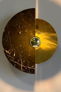 Round adjustable sconce in polished brass and black marble