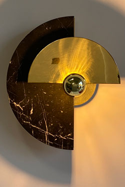 Round adjustable sconce in polished brass and black marble - Wall lights by Matlight